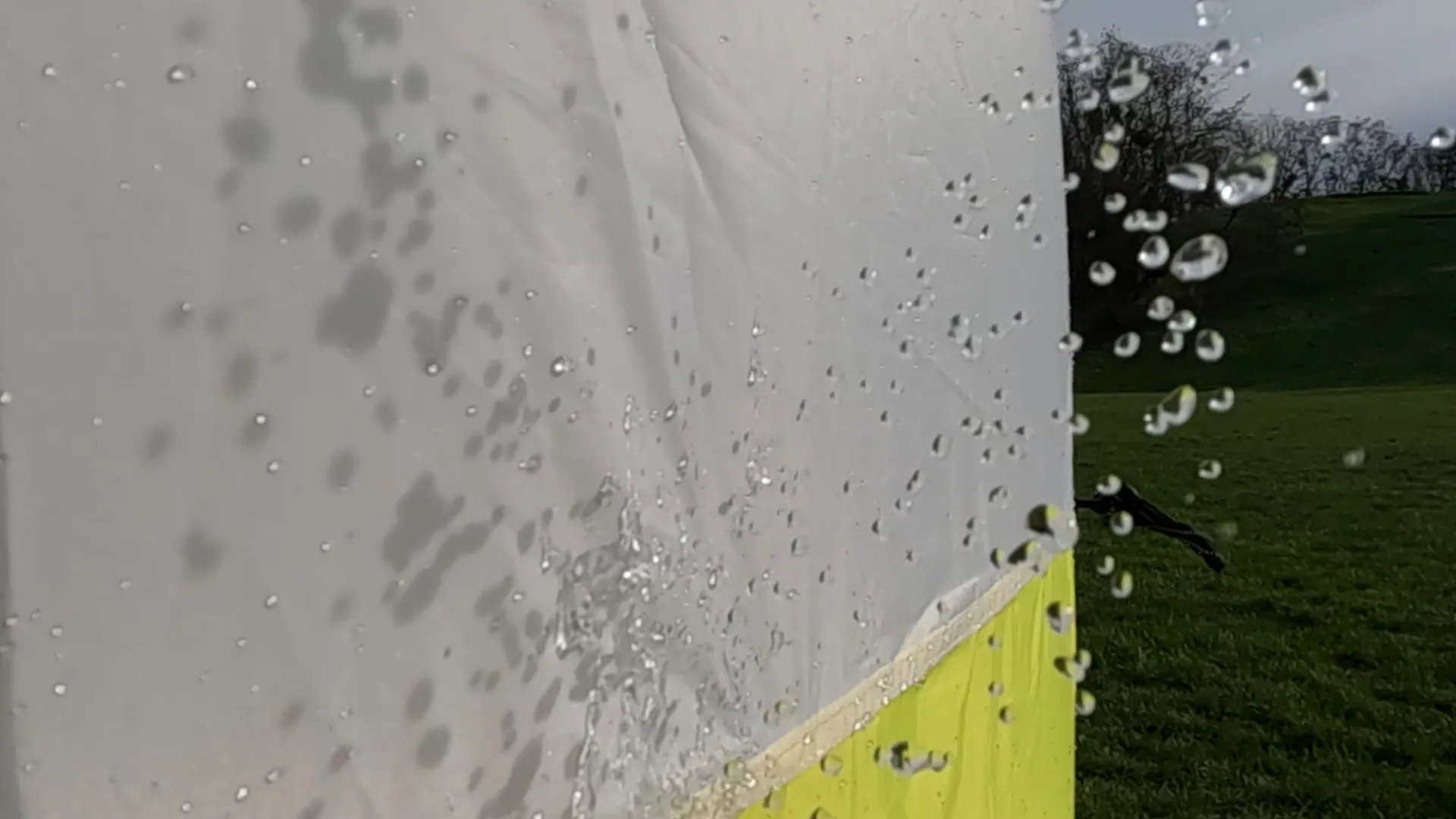 Test étanchéité tente JAX3 sous eau projetée