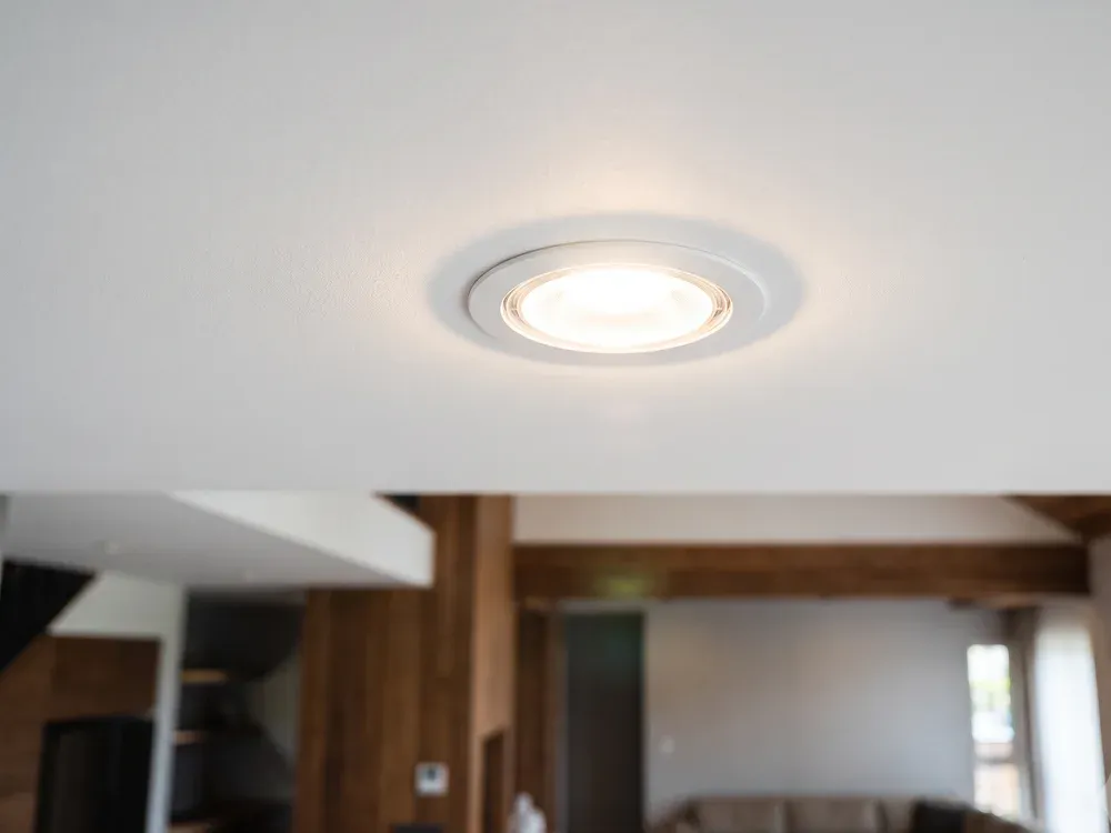 Spot LED encastré allumé dans un plafond blanc impeccable