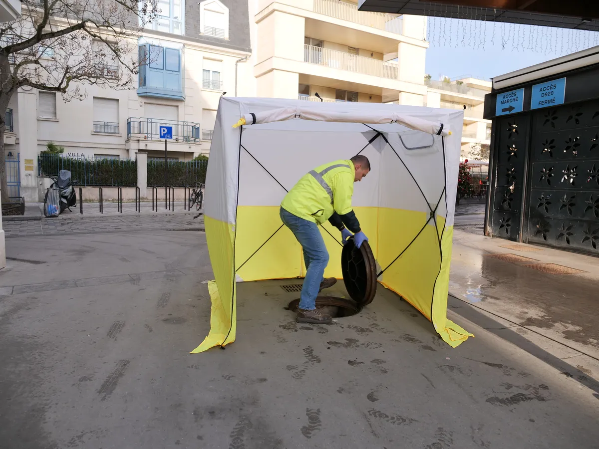 Tente JAX3 installée au-dessus d'un regard, intervention voirie en pleine rue